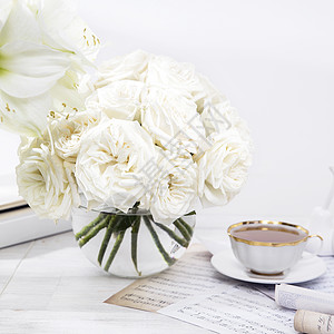 白玫瑰 Lily 在圆花瓶里 桌上有两杯咖啡 作为厨房的装饰品 有特别场合庆典玫瑰空间画板植物相框菠萝念日笔记本壁炉图片