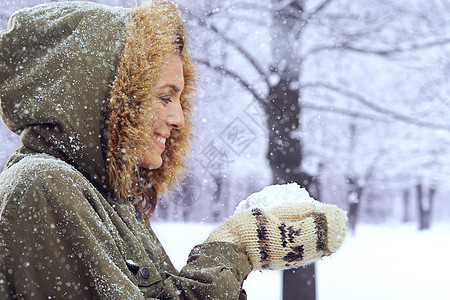 在户外摇晃也不算太糟 有个美女站在雪地外面拍到她的照片图片