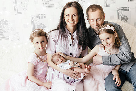 幸福的家庭与可爱的新生儿图片