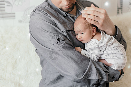 快乐的父亲和他的新生儿子在他的怀里男人家庭孩子成人男性婴儿拥抱幸福情感儿子图片