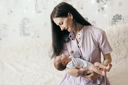 一位快乐的母亲和新生儿的儿子的肖像图片