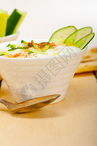 阿拉伯中东部山羊酸奶和黄瓜沙拉盘子奶油拉班美食营养蔬菜食物图片