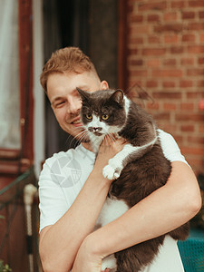 人手里拿着猫 英国灰猫 有猫微笑的人 雨效果图片