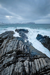 挪威挪威海洋在挪威洛福滕岛岩石海岸的海浪石头风暴群岛风景峡湾悬崖季节图片