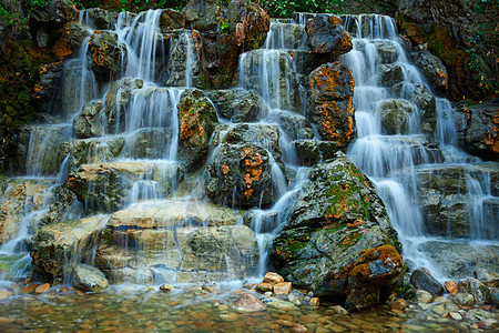 小型瀑水级联溪流风景运动背景图片