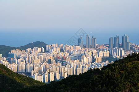 日落时釜山市景光桥照明地标景观摩天大楼天空鸟瞰图城市风景天际图片