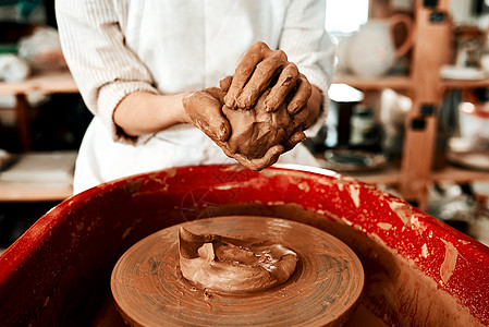 我永远不会忘记我对粘土的热爱 被一个无法辨认的女人用陶瓷轮塑造泥土所割伤图片