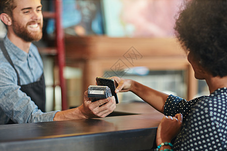 我们尽量方便你的经验 咖啡店的顾客给一个酒保买智能手机的钱时被射中了 - 是的 先生图片