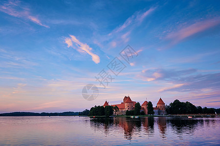 立陶宛加尔维湖特拉凯岛城堡风景天空日落游客旅游戏剧性胜地反射景点图片
