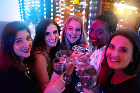 一群年轻女子在派对上喝鸡尾酒的肖像 她叫她们去参加一个令人难忘的夜晚图片