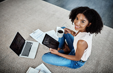 我真的很享受在家工作的整个过程 一位迷人的年轻女商务人士在她的家庭办公室使用她的平板电脑的高角度肖像图片
