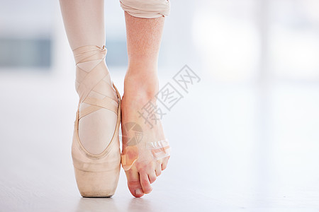 一只小芭蕾舞女被割下一脚的指鞋 赤脚上还戴带状助推器 在光着脚的时候图片