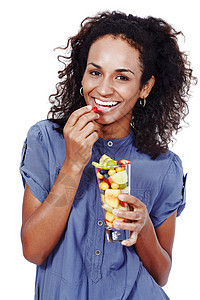 我的身体很好 工作室的肖像画 一个微笑的女人 吃水果沙拉 孤立在白色黑发成人女性黑色卷曲卷发休闲服黑人食物冒充图片