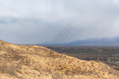 高加索一片独特的沙山 在阴云的一天爬坡风景公园荒野地形自然晴天全景砂岩旅游图片