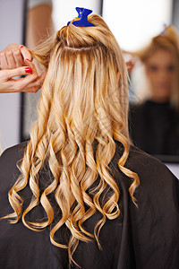一个金发女人在美容院里 染上头发的风格图片