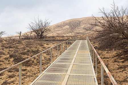 楼梯升起到沙沙沙丘 爬上沙漠的顶端晴天风景国家砂岩荒野天空全景爬坡地形干旱图片