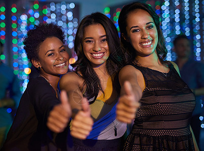 俱乐部的美好时光 一群年轻女子在俱乐部聚会时举起拇指来画像 (笑声)图片