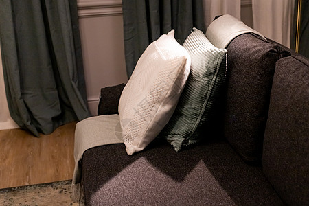 舒适的枕头套 枕套采用不同材料和质地的纺织品 沙发装饰上的舒适枕头 室内配有带白色床单和彩色枕头的床图片