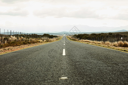 开放的道路 一条长长的开放道路向远处延伸的镜头背景图片