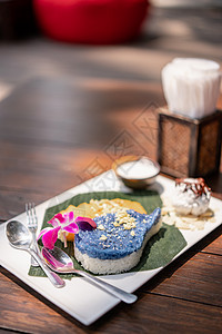 含甜美熟芒果的蓝粘糊米 (豪牛马武昂)泰国甜点图片