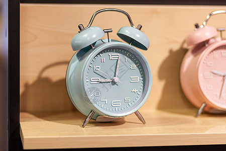 商店柜架的钟声时钟特写 出售各种手表金属模拟圆圈数字闹钟架子木头桌子学校苏醒图片