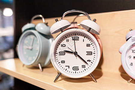 商店柜架的钟声时钟特写 出售各种手表金属桌子店铺商业模拟数字木头小时架子圆圈图片