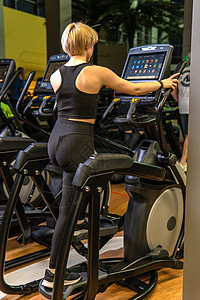 椭圆机年轻女子机 用于成人娱乐学习的健身锻炼 主动椭圆机 有氧运动生活方式 运动员图片