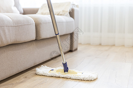 沙发附近有白色拖把的清洁地板灰尘刷子地面长椅洗涤剂产品清洁剂抛光服务主妇图片