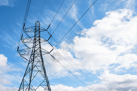 英国风格电平金轮和在蓝云天空上悬浮的电线的详细信息燃料环境能量基础设施国家安全消费者隔断力量国家电价背景图片