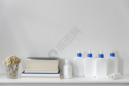白色瓶子 上面有蓝色的洗发水 润滑剂 奶油和液肥皂 雕像放在浴室的架子上管子护理洗剂香水包装护发素牛奶吉卜赛人配饰塑料图片