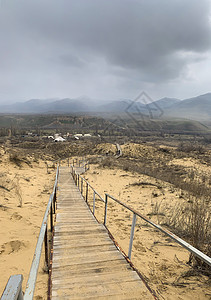 楼梯升起到沙沙沙丘 爬上沙漠的顶端天空荒野冒险全景风景蓝色晴天旅行自然保护区砂岩图片