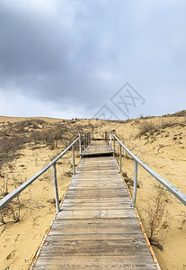 楼梯升起到沙沙沙丘 爬上沙漠的顶端晴天冒险爬坡干旱国家地形荒野蓝色旅行旅游图片