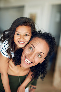 在一起的每一分钟都是那么的愉快和珍贵 母亲和女儿在家里结合在一起的肖像图片