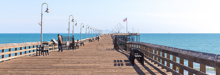 美国威尼斯2015 年 5 月 21 日 美国洛杉矶的文图拉历史木码头薄雾海滩色彩地平线码头沿岸历史性蓝色天空海岸线图片