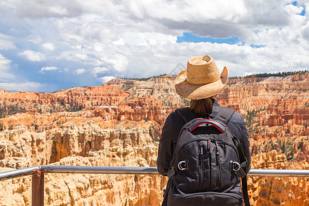 戴帽子的女人看着美国犹他州布莱斯峡谷踪迹女孩远足者岩石游客编队侵蚀女性牛仔悬崖图片