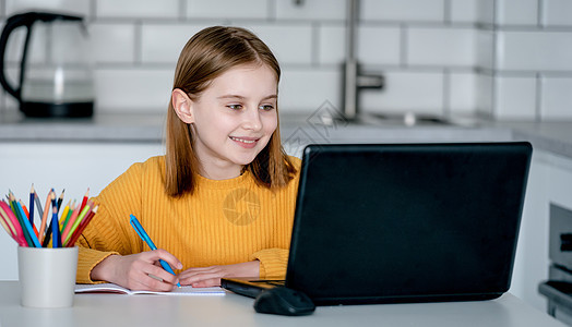 携带手提笔记本电脑的少女工具女性学校瞳孔家庭作业教育童年娱乐互联网学习图片