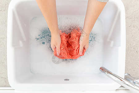 女性用手在水槽中洗彩色衣服家务气泡房间蓝色工作清洁工棉布肥皂液体衬衫图片