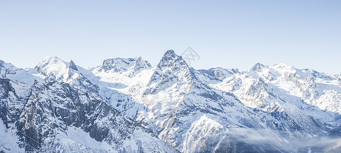 以蓝色天空和雪雪为蓝的冰川全景图片