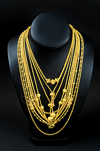 颈项展台和金项链 在黑色背景上女人味人体金链颈部金属个人金融金色吊坠支架图片