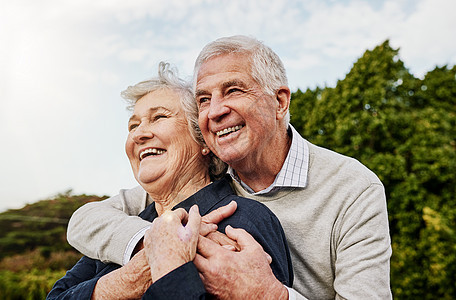 退休是幸福的岁月 一个快乐的老年情侣在户外共度时光的镜头背景图片