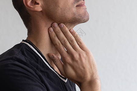 人摸他的脖子 在灰色背景上有喉咙刺激病人男性伤害扁桃体炎身体药品感染疼痛保健哮喘图片