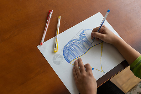 一个小女孩画出一个心脏 顶部视图 复制文本空间礼物妈妈乐趣女儿母亲家庭微笑画家女性童年图片