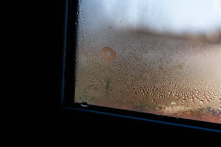 秋天或冬季雨后潮湿的窗口宏观情绪下雨雨滴天气蒸汽自然流动水分玻璃图片