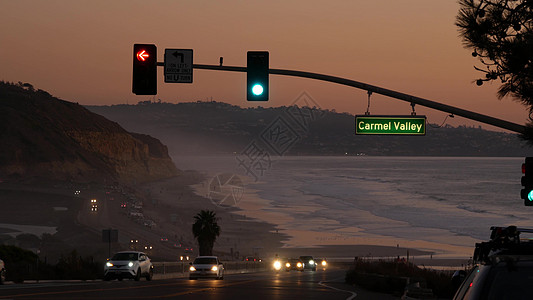 交通灯 加利福尼亚州太平洋海岸高速公路 黄昏时沿大洋的公路旅行信号日落汽车海洋红绿灯海岸运输路口车辆航程图片