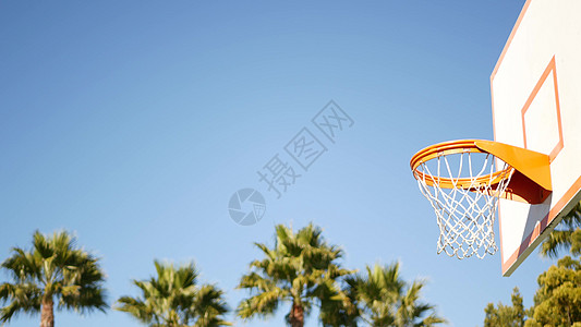 篮球场室外 橙色圈 网和后板等篮球比赛海滩操场场地蓝色街道篮板晴天木板海岸支撑图片