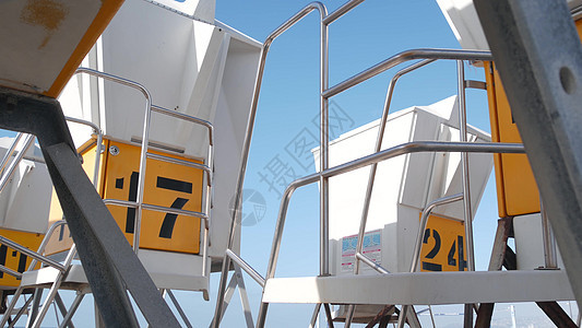 在美国加利福尼亚海滨冲浪的救生站或救生塔救生员气氛车站海岸建筑学艺术蓝色海滩假期海洋图片