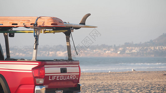 救生员红色皮卡 救生员汽车 在沙滩上 加利福尼亚海滨美国海洋卡车支撑救命安全情况旅游海岸海岸线车辆图片