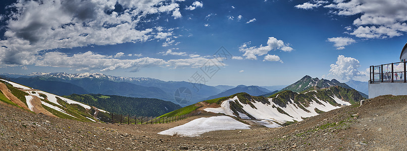 从2320米起的山丘夏季全景 一个观察甲板 索契滑雪坡顶峰点以及山坡上的积雪图片