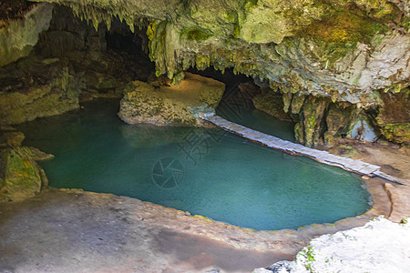 令人惊异的蓝色绿宝石水 和石灰岩洞洞口墨西哥池塘旅游岩石旅行石头地质学洞穴水池丛林热带图片