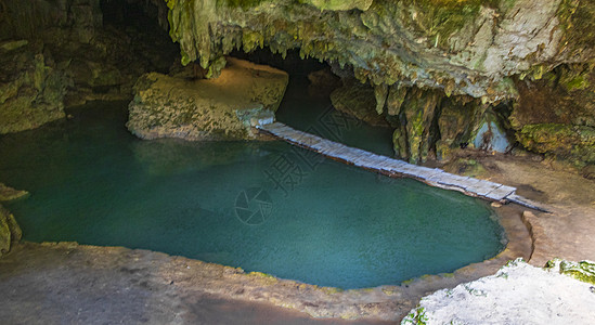 令人惊异的蓝色绿宝石水 和石灰岩洞洞口墨西哥文化旅行石头地质学天坑池塘洞穴通体热带岩石图片